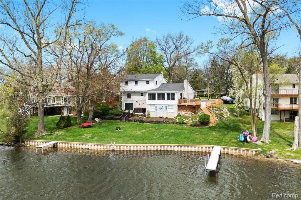 1425 Shankin Drive, Wolverine Lake village