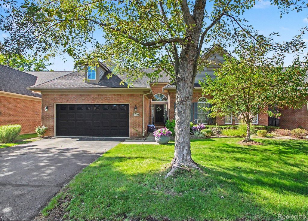 1746 Treyborne Circle, Commerce Twp