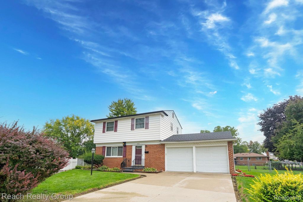 200 Clinton River Court E, Mount Clemens