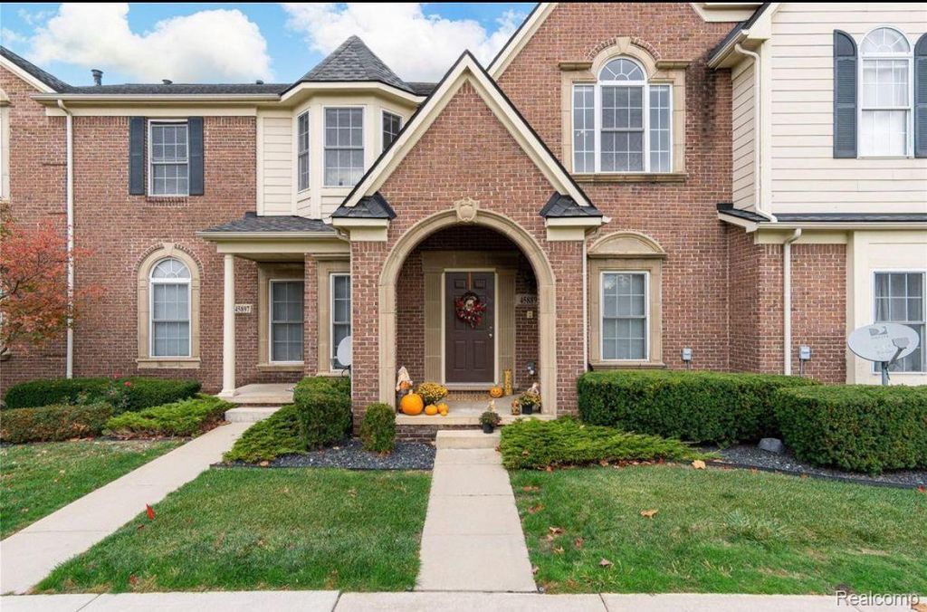 45889 Graystone Lane, Canton