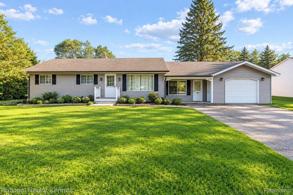 2700 W Walton Boulevard, Waterford charter township
