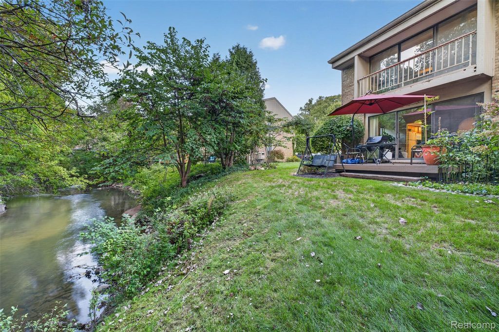 1439 Oakbrook E, Rochester Hills