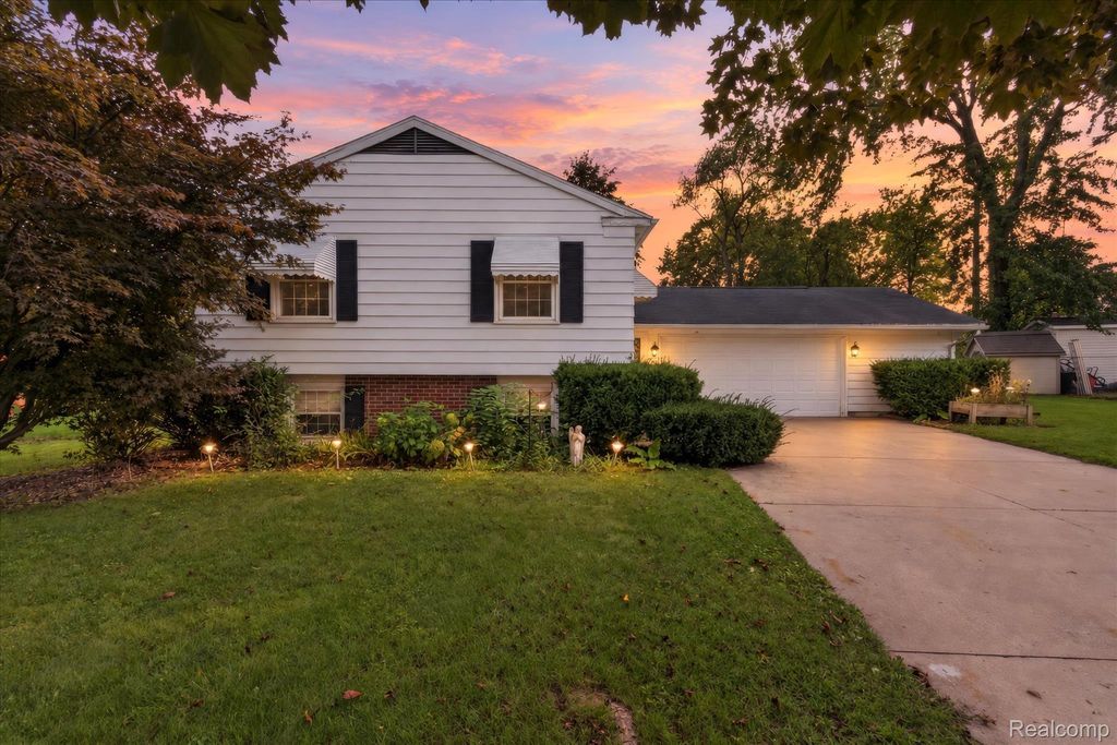 302 Miami Court, Tecumseh