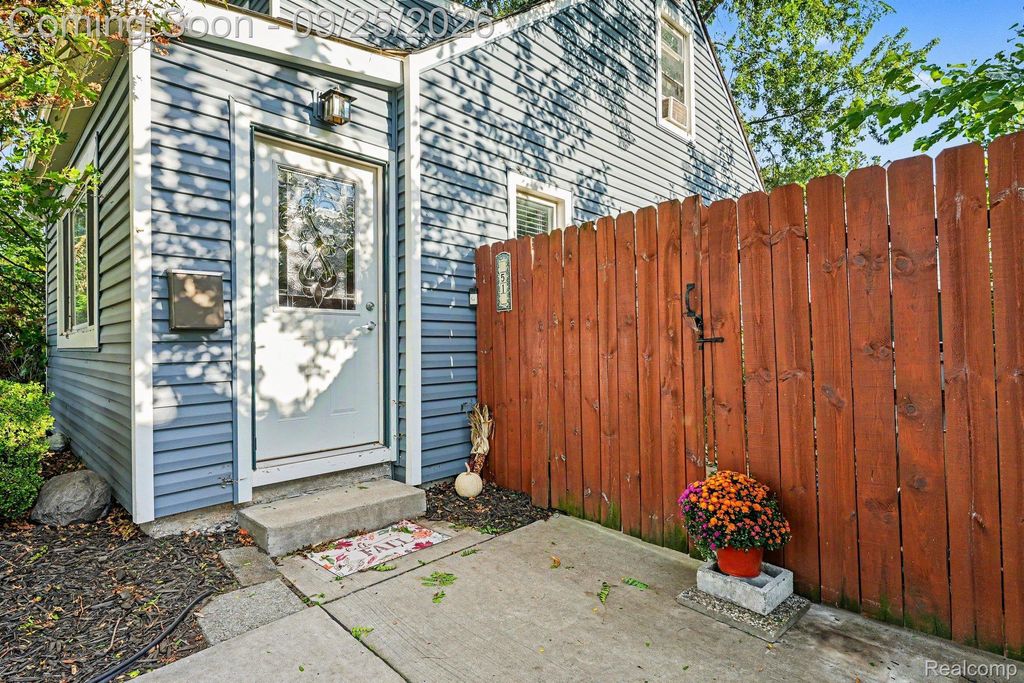 51 W Harry Avenue, Hazel Park