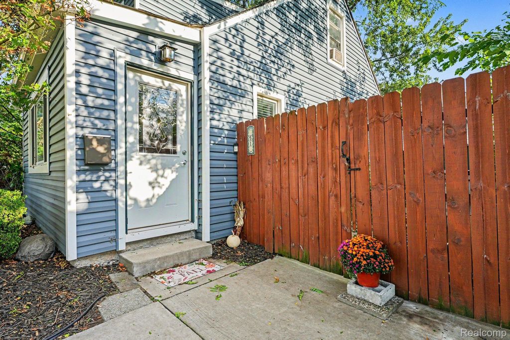 51 W Harry Avenue, Hazel Park