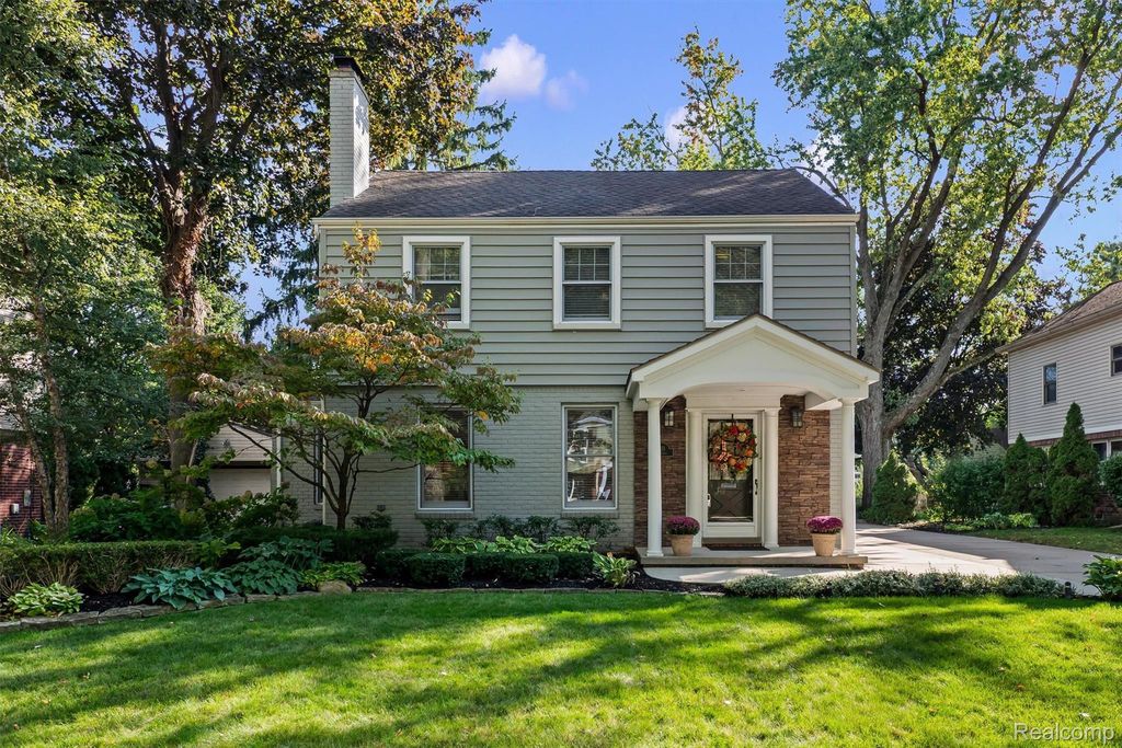 203 Aqua Court, Royal Oak