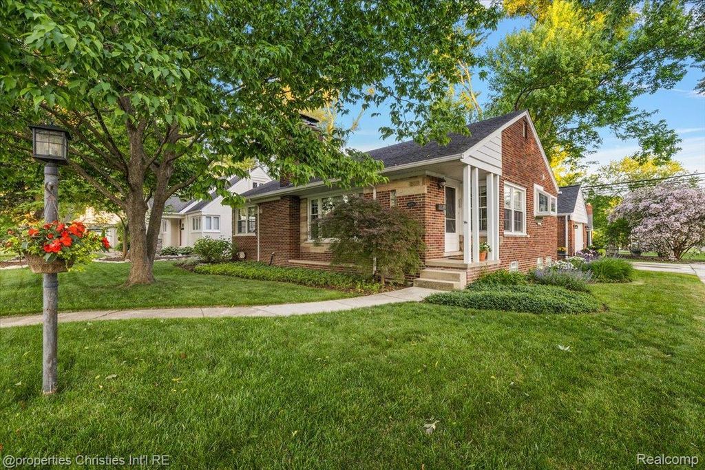 16051 Amherst Avenue, Beverly Hills