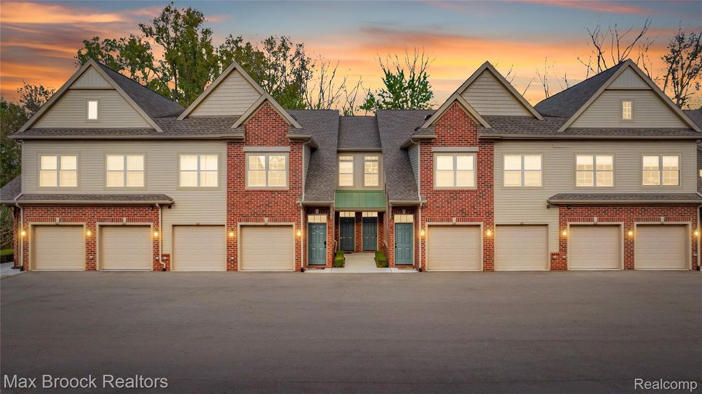 616 Pointe Drive, Walled Lake