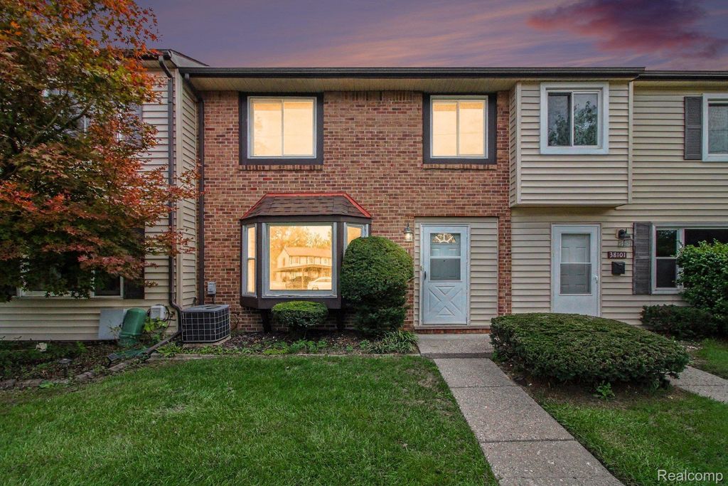 38111 Carolon Boulevard, Westland