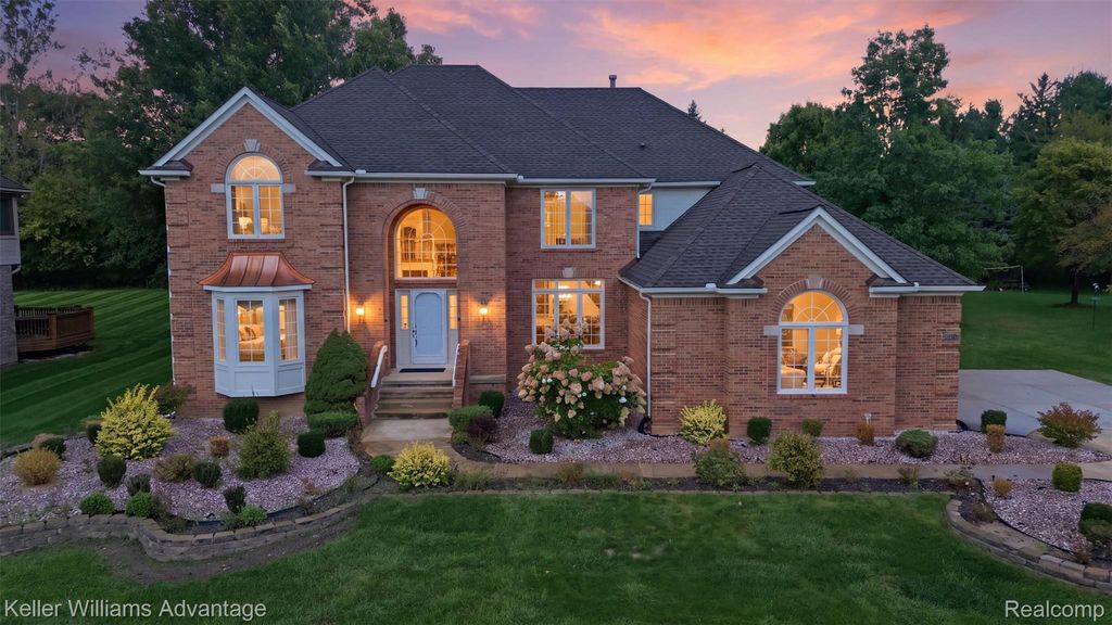 48548 Castleside Drive, Canton