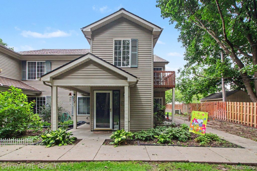 853 Saybrook Drive, Waterford