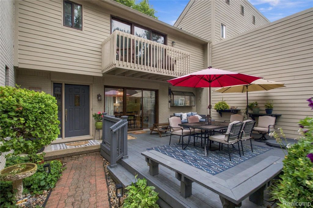 42662 Elizabeth Place, Clinton Twp