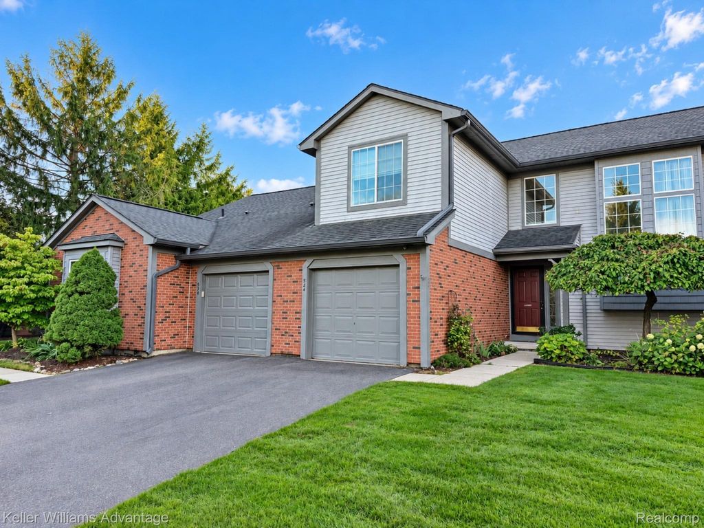 524 Winwood Circle, Walled Lake