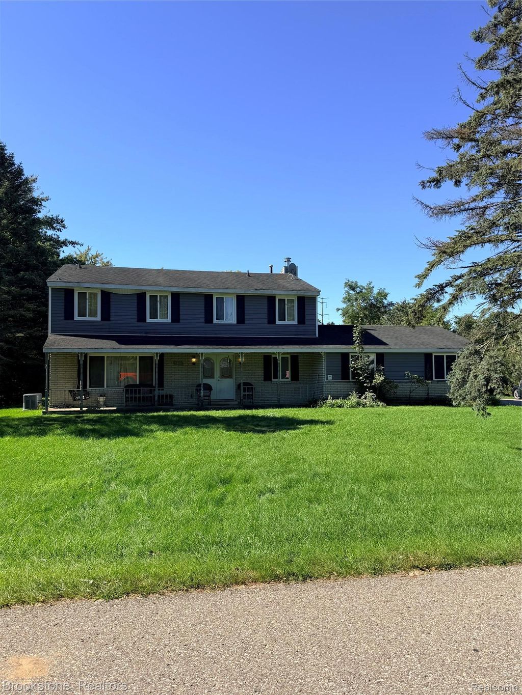 1300 Thread Valley, Holly
