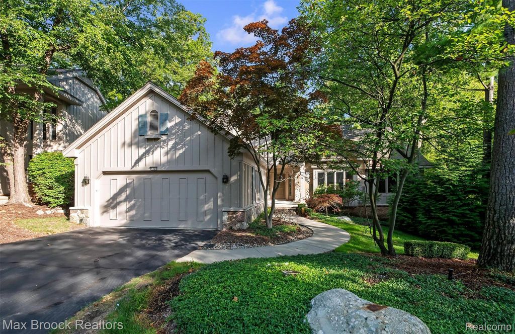 4904 Woodcliff Hill Road N, West Bloomfield