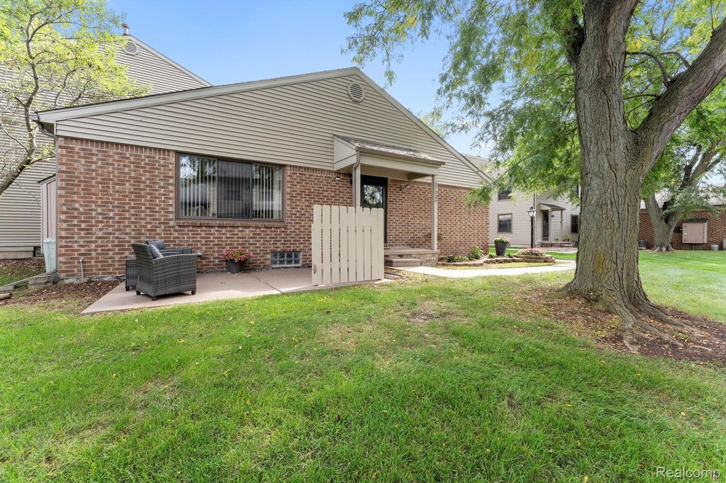 27024 Winchester Street 11, Brownstown
