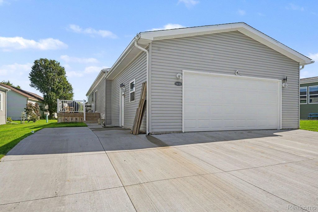16125 Suffolk Drive, Holly township