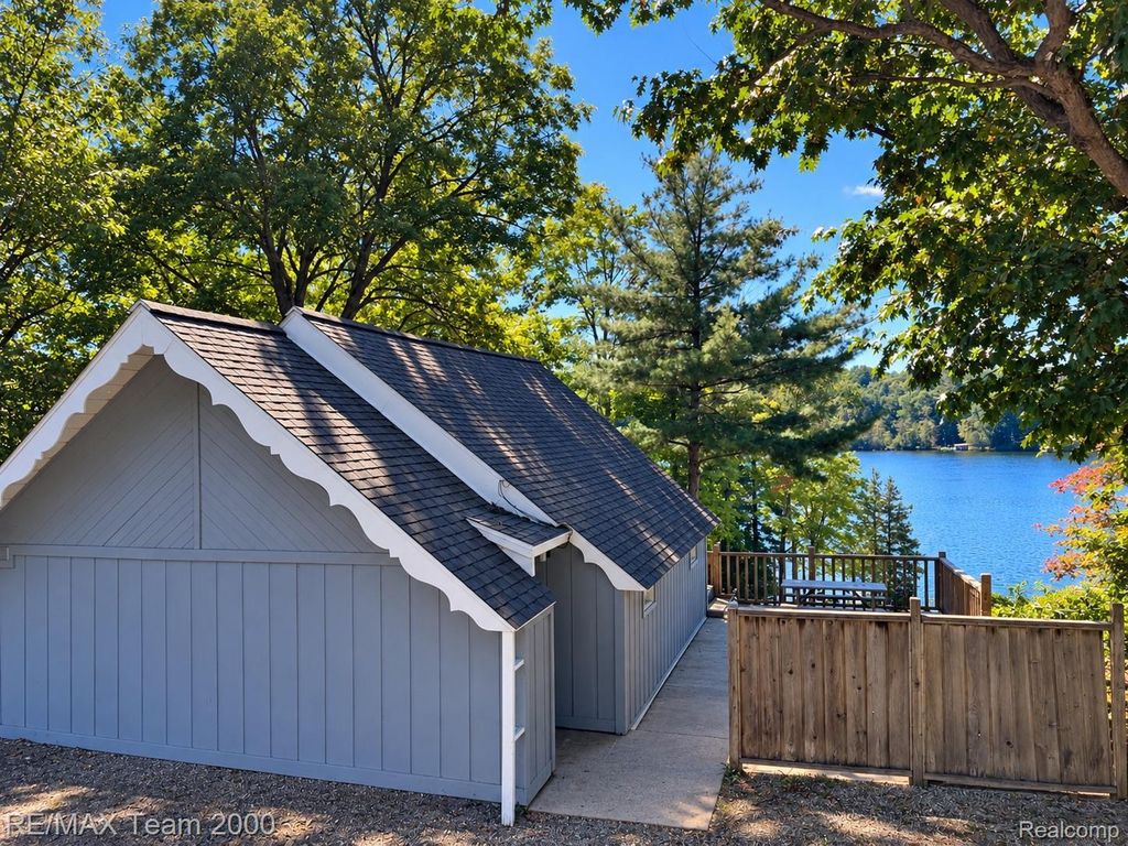 9039 Clam Lake Road, Bellaire
