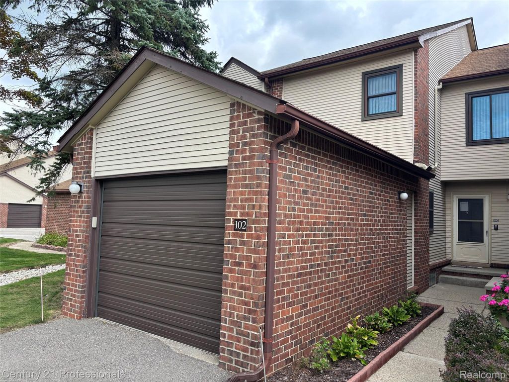 6680 Ridgefield Circle 102, West Bloomfield