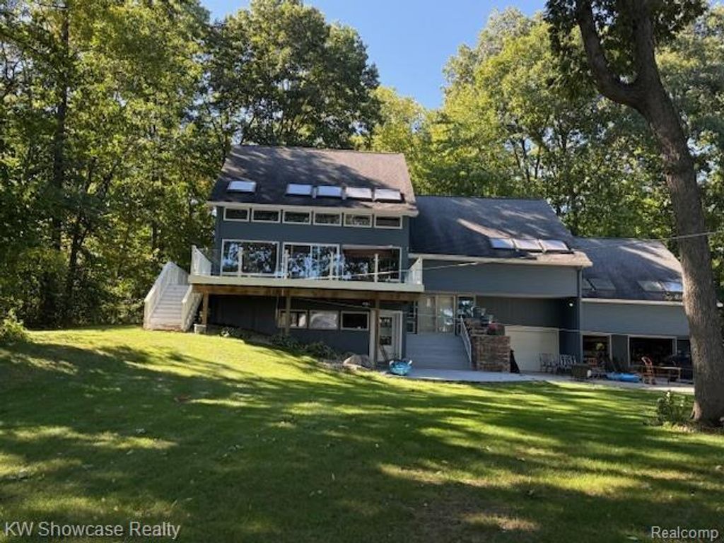 10695 Oxbow Lakeshore Drive, White Lake charter township