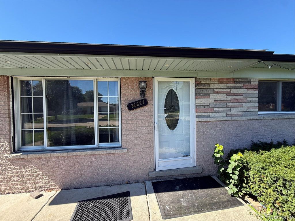 32627 Wauketa Drive, Warren