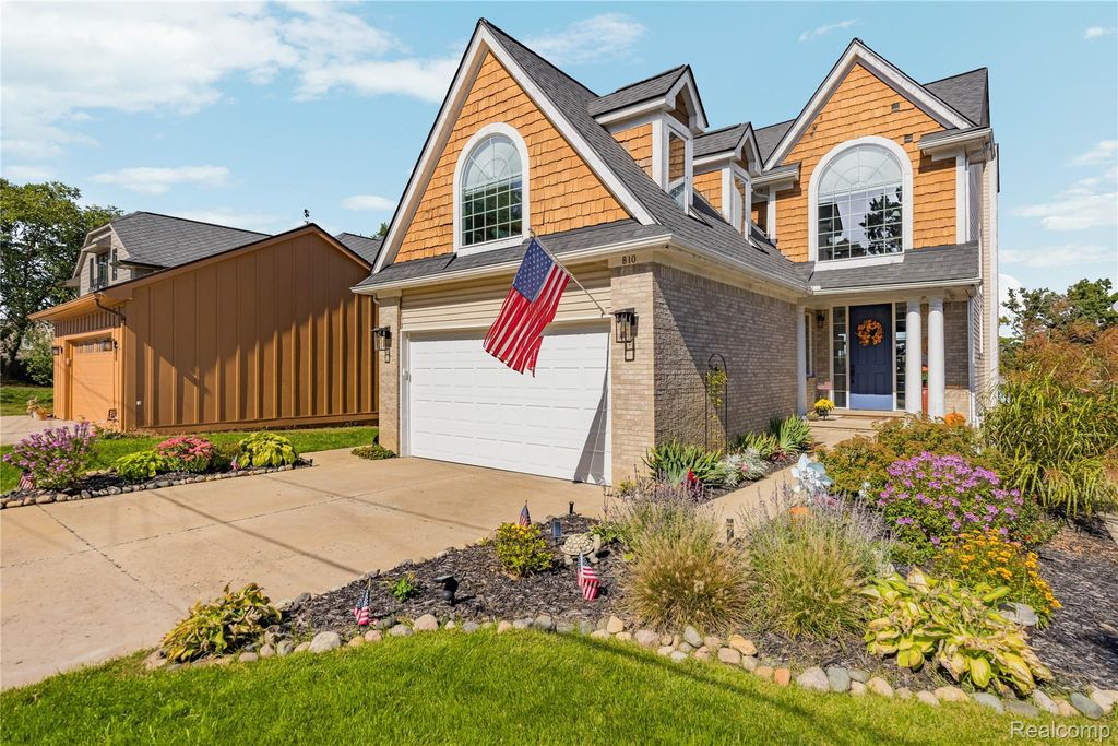 810 Wolverine Drive, Wolverine Lake