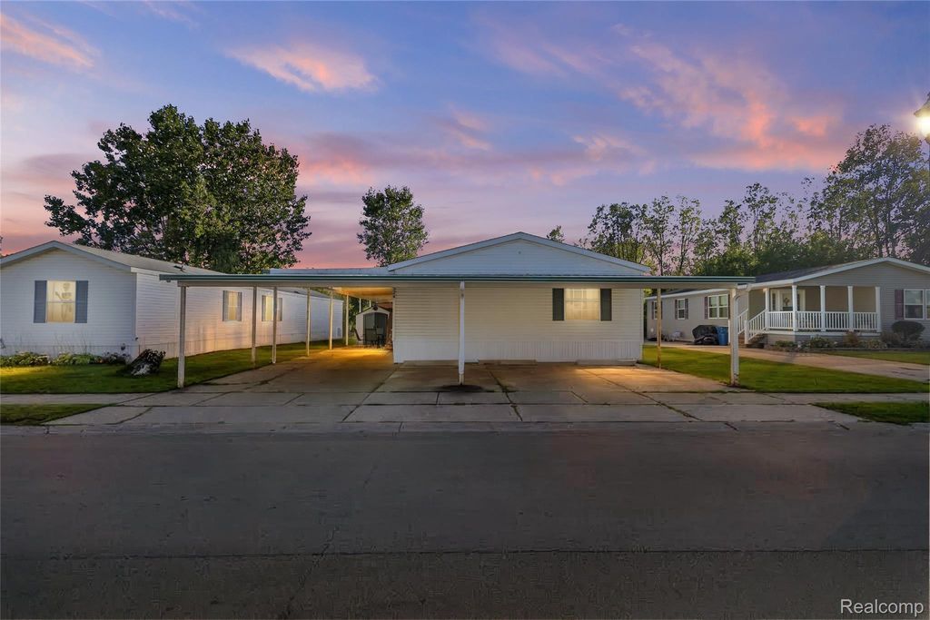 324 Fox Chase Boulevard, Grand Blanc