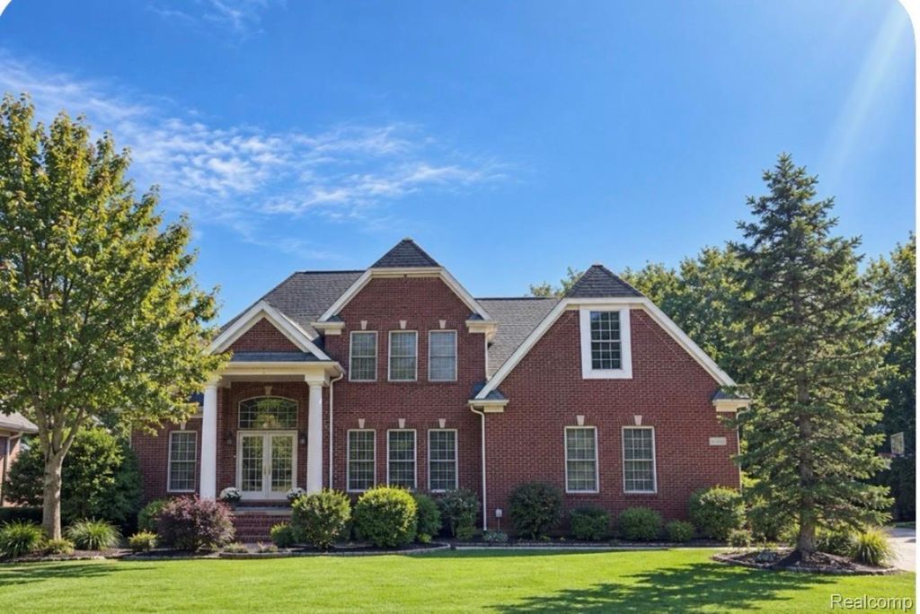 8467 Grays Drive, Grosse Ile