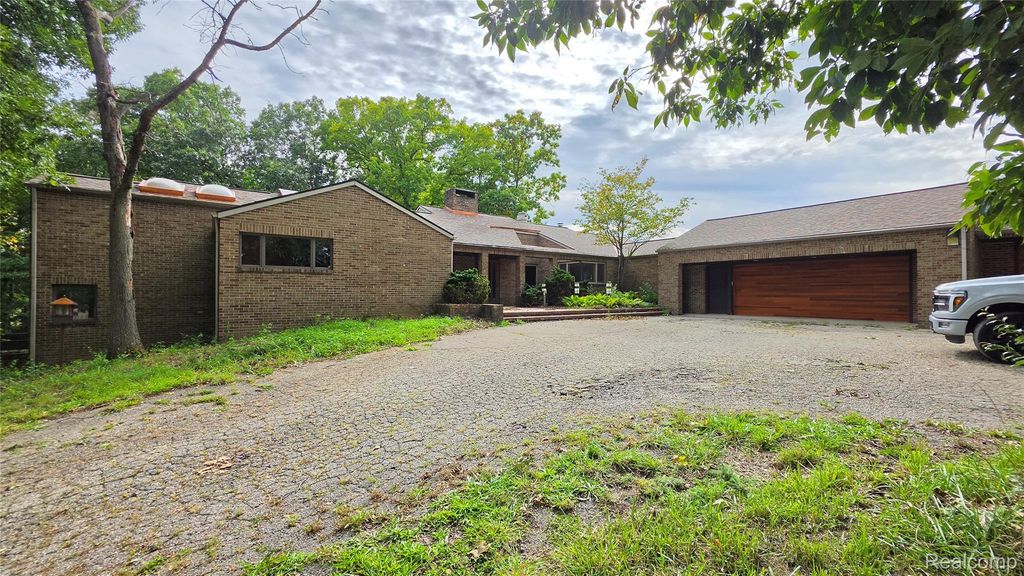 2551 Patterson Lake Road, Pinckney