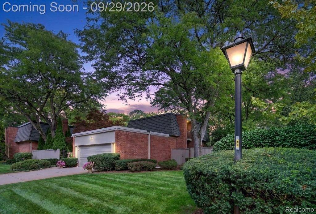 1043 Stratford Lane, Bloomfield Hills