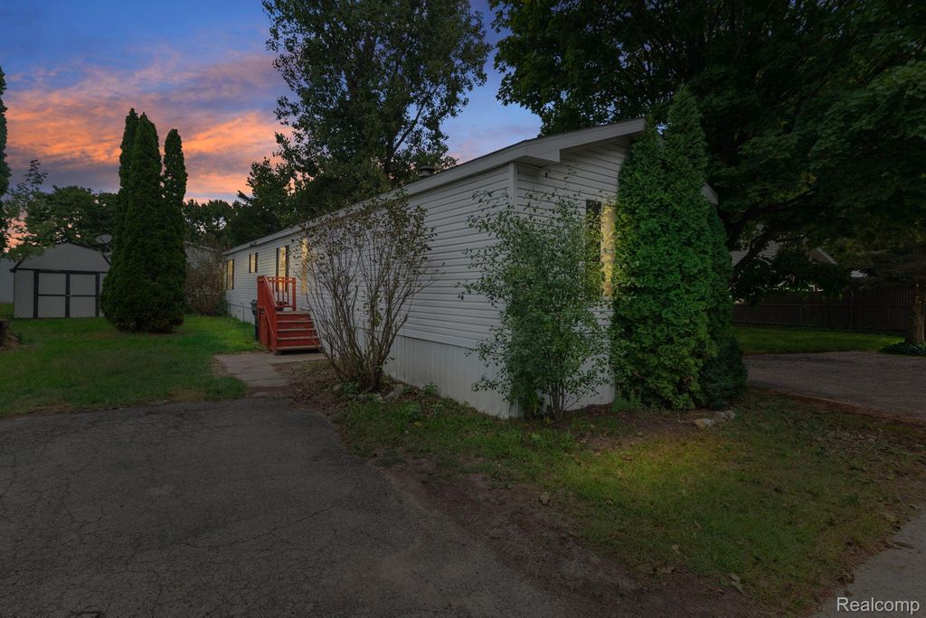 351 North Squirrel 261, Auburn Hills