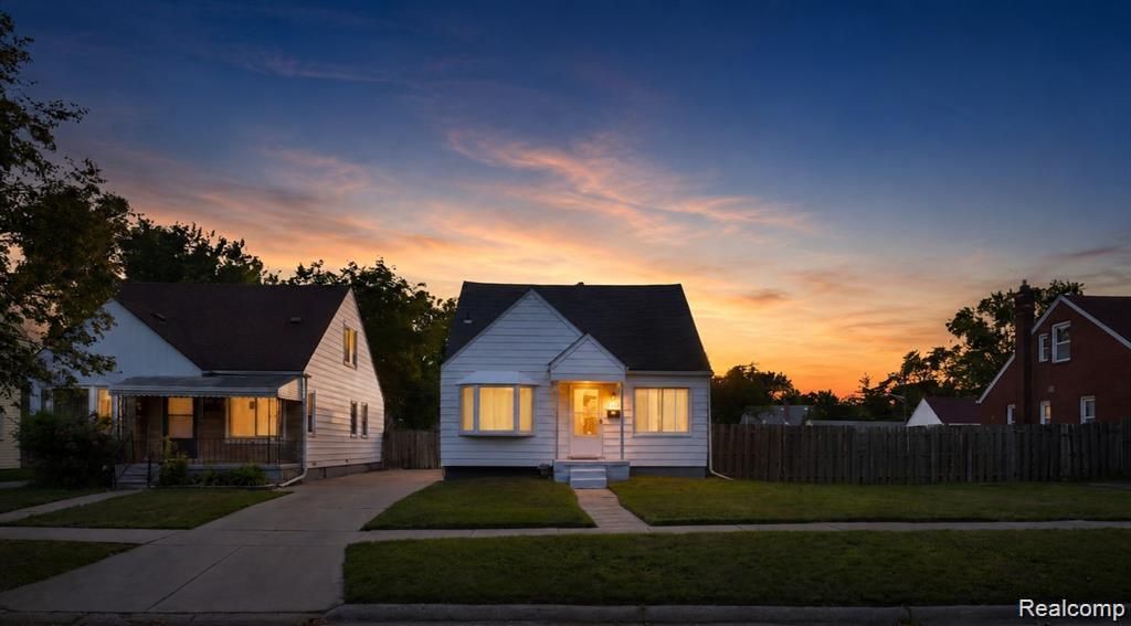 21227 Panama Street, Warren