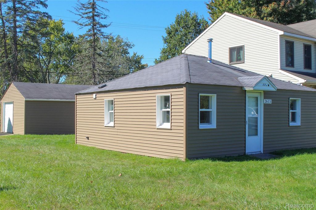 2615 Watkins Lake Road, Waterford charter township
