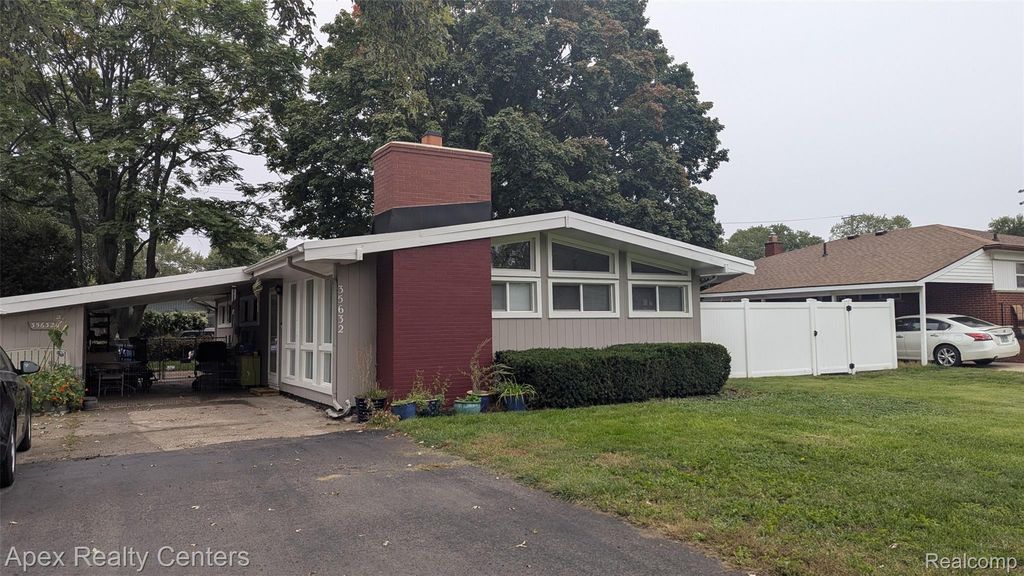 35632 Palmer Road, Westland city