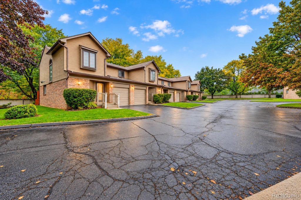 18688 W 13 Mile Road 5, Beverly Hills