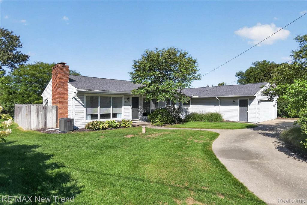 2529 S Commerce Road, Wolverine Lake