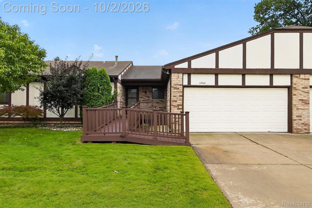 11762 Dorothy Lane, Warren