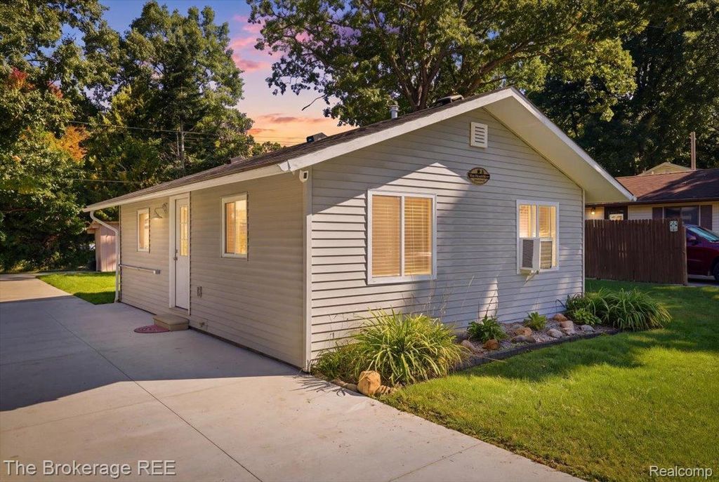 851 Woodlawn Drive, Columbiaville