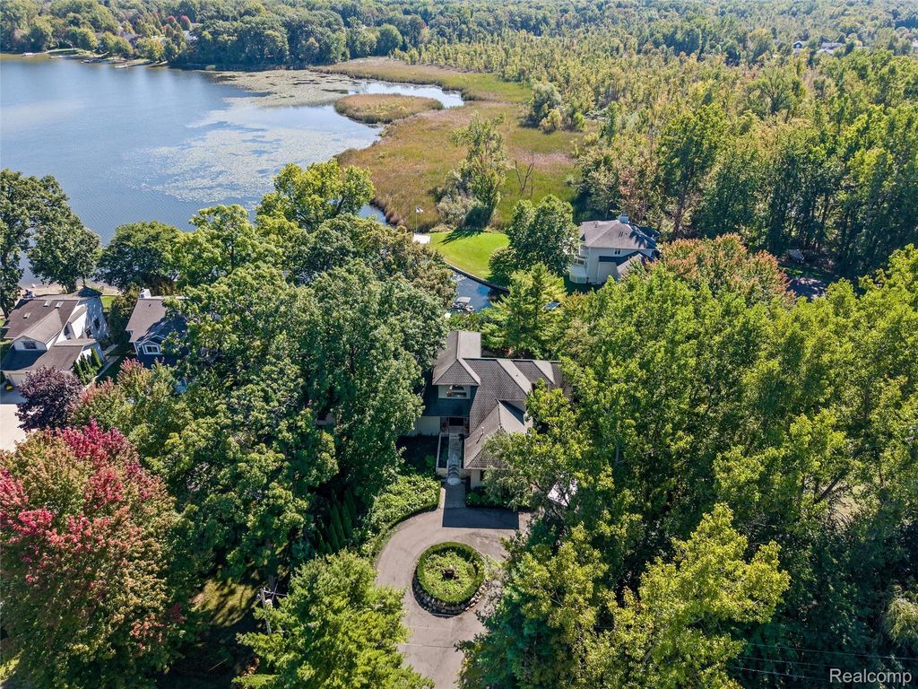 285 Leota Boulevard, Waterford charter township