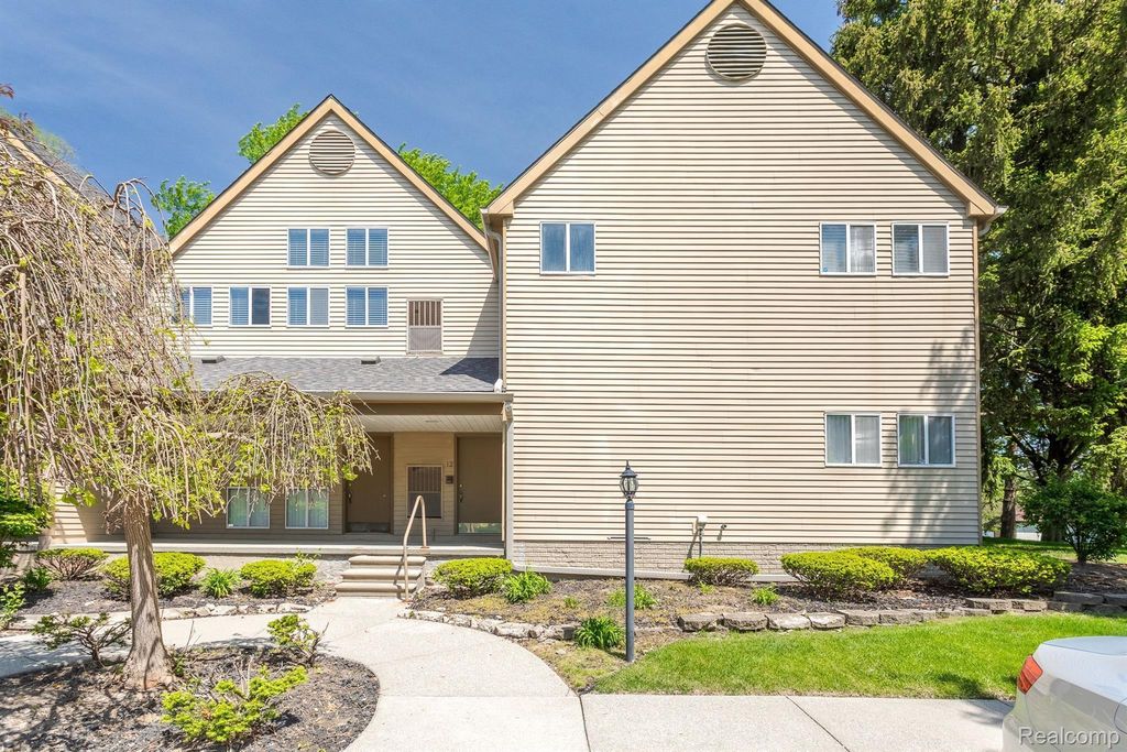 27971 Rollcrest Road 10, Farmington Hills