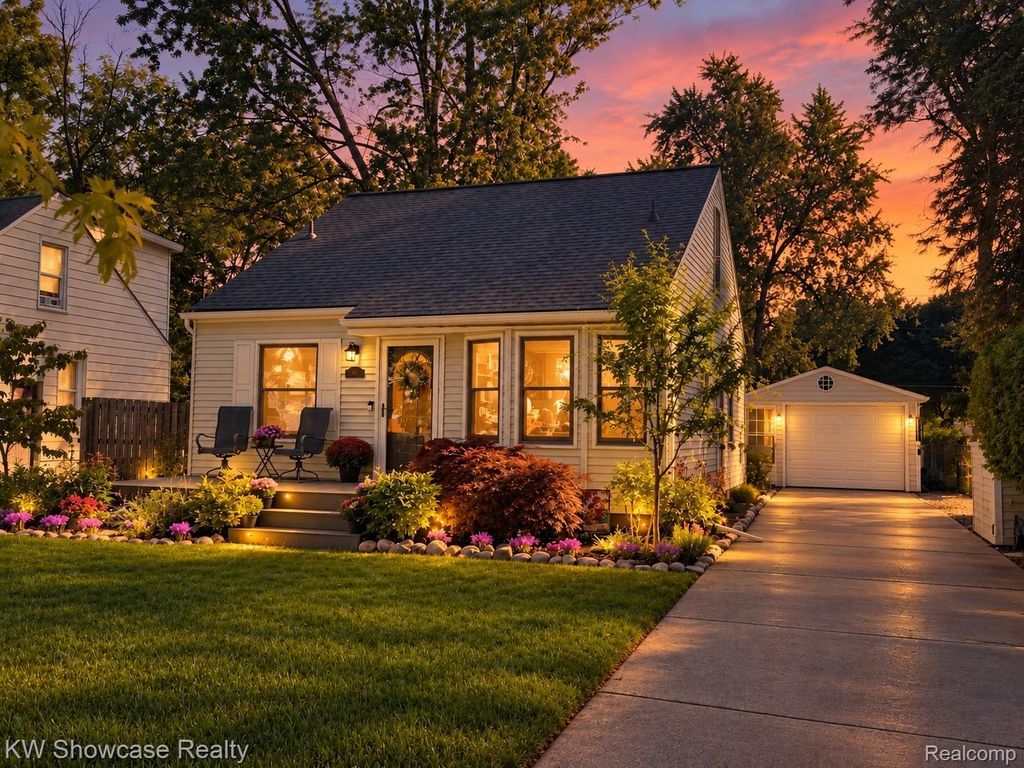 363 S Roslyn Road, Waterford charter township