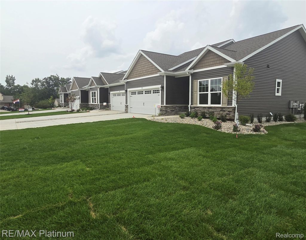 825 Oakwood Circle 04, Fenton