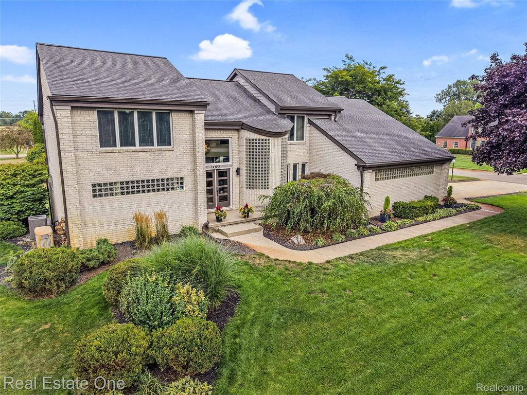 10137 Devonshire Drive, South Lyon