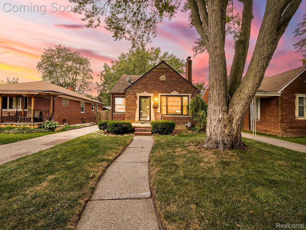 19676 Woodmont Street, Harper Woods