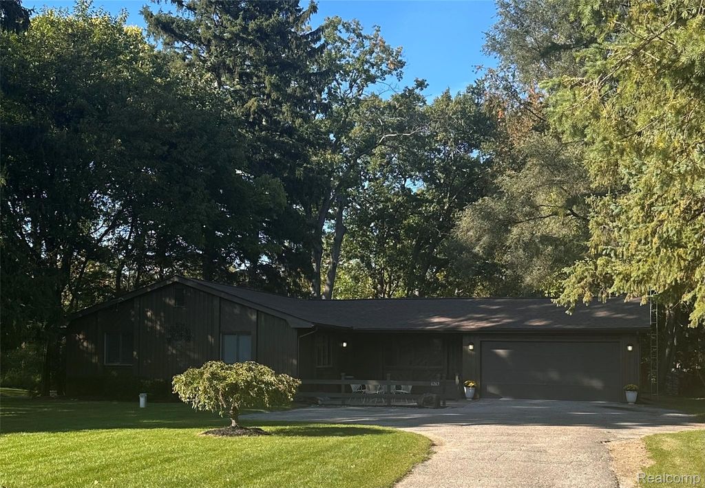6263 Davison Road, Burton