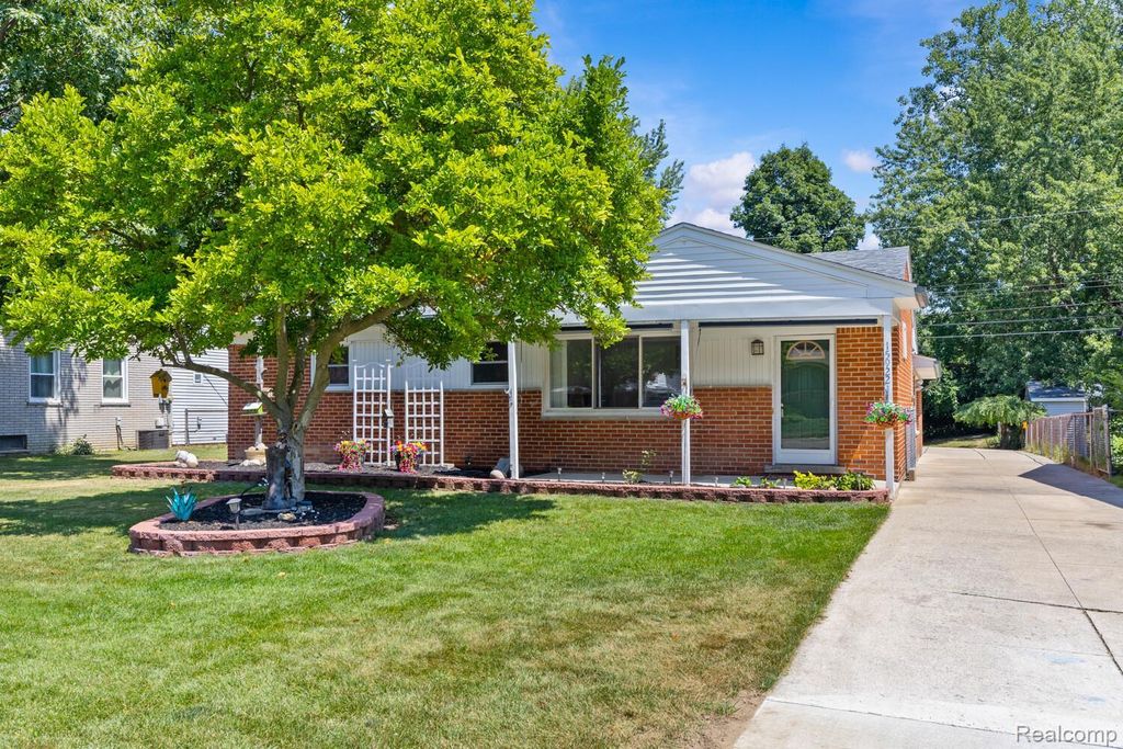 15922 Deering Street, Livonia