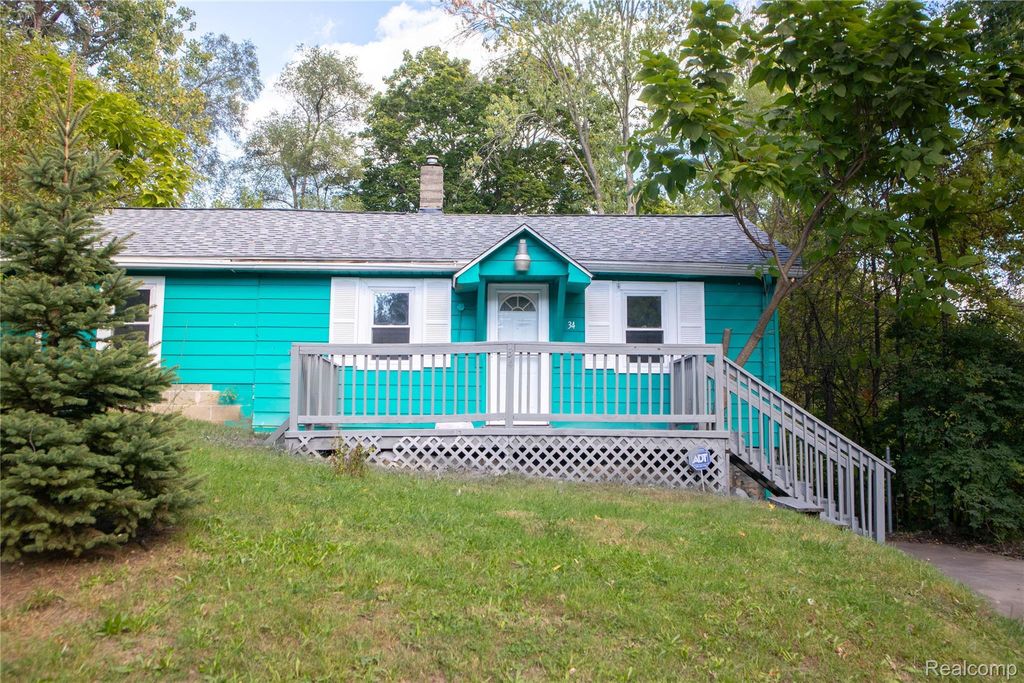 34 Crescent Drive, Pontiac