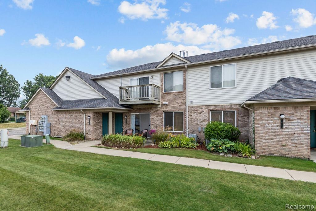 24149 Wedgewood Circle, Warren