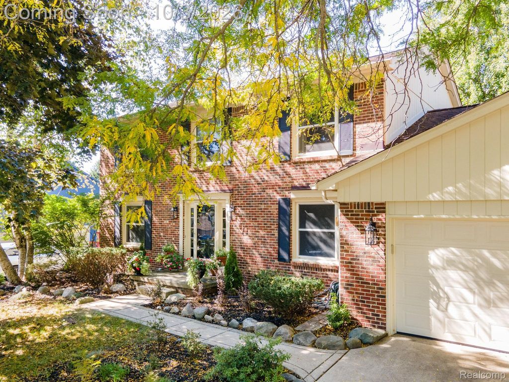 25523 Hunt Club Boulevard, Farmington Hills