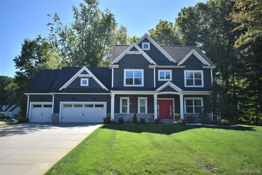 1014 Woods Edge Drive, Hartland